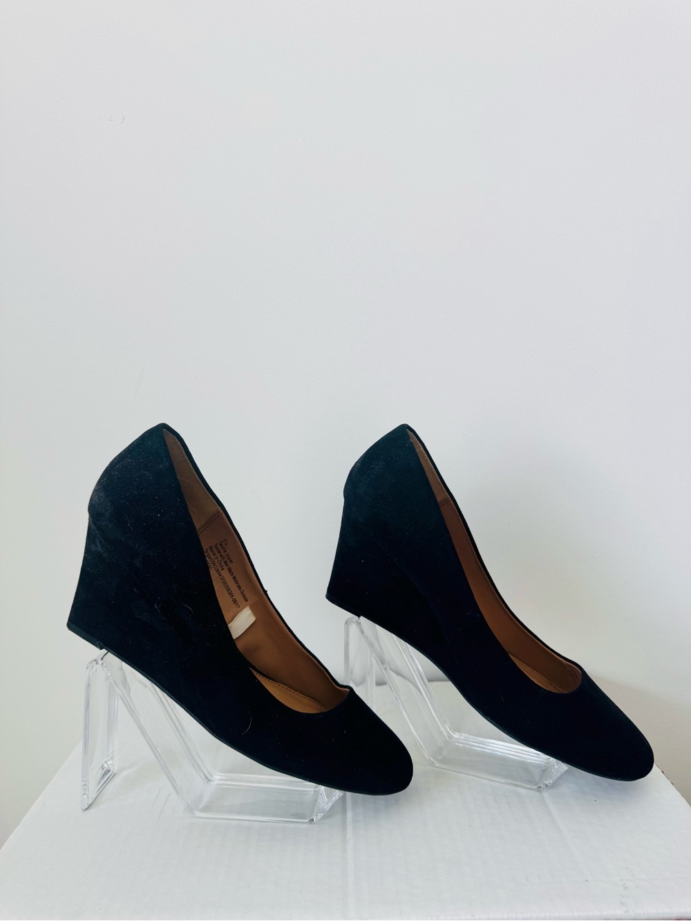 Black Wedge Pumps - Round Toe - Size 8.5 🖤 - Picture 3 of 5